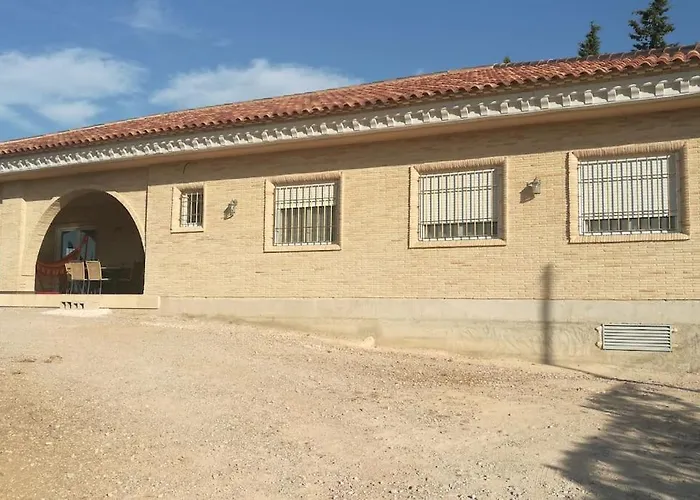 Casa De Campo Muy Grande, Con Piscina Y Pistas