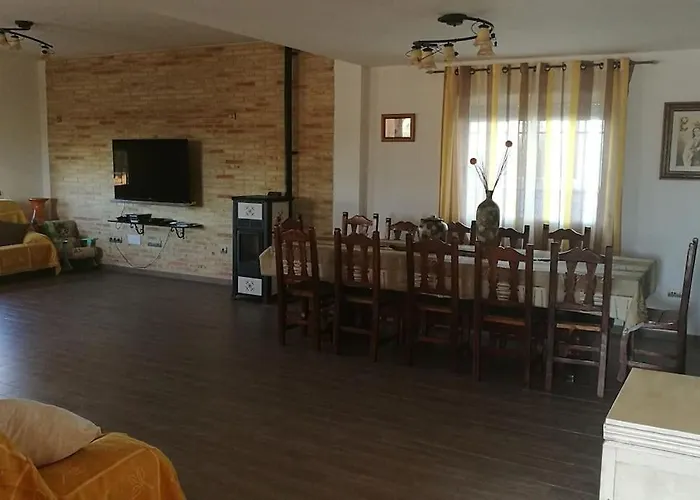 Casa De Campo Muy Grande, Con Piscina Y Pistas