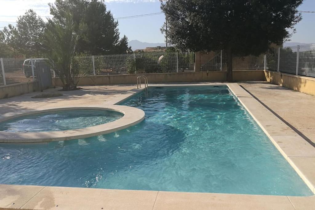 Muy Grande, Con Piscina Y Pistas
