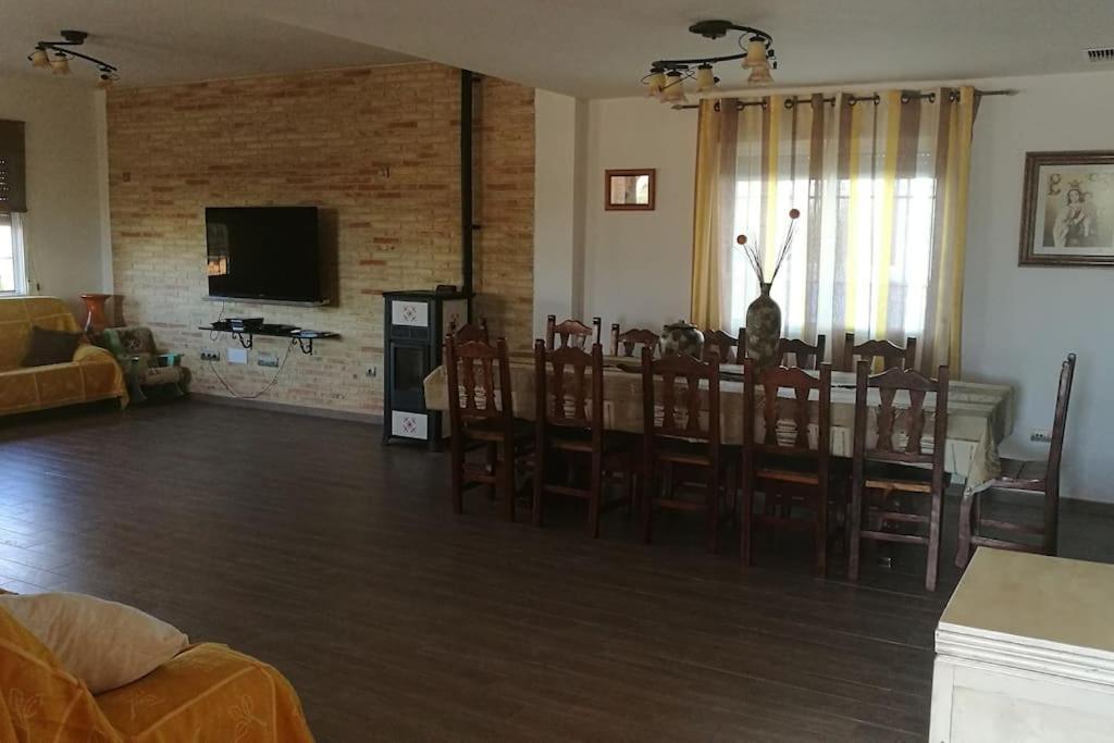 Muy Grande, Con Piscina Y Pistas Holiday home